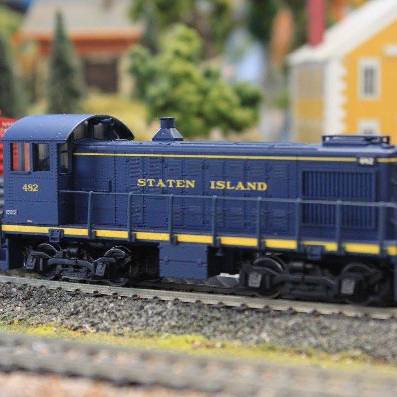 Staten Island #482 HO-scale locomotive model on detailed track with scenery